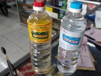 Isi Ulang Aki Wajib Pakai Air Kemasan Biru, Bukan Merah