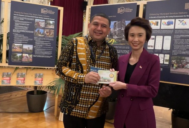 Makassar Jadi Sorotan Dunia, Munafri Terima Koin Spesial Lee Kuan Yew di Forum Internasional