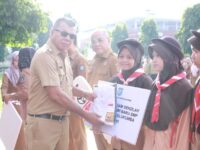 Tahun Ajaran Baru, Ribuan Siswa Bulukumba Terima Seragam Sekolah Gratis