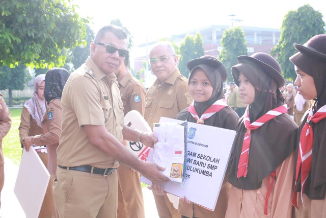 Tahun Ajaran Baru, Ribuan Siswa Bulukumba Terima Seragam Sekolah Gratis