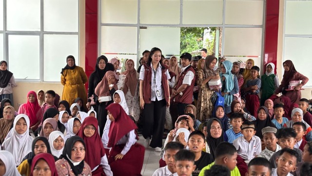 Hangat dan Penuh Arti: Sambutan Spesial Annisa, Wali Asuh Siswa di Sekolah Rakyat Gowa