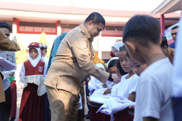 Appi-Aliyah Resmi Salurkan Seragam Sekolah Gratis untuk Siswa Baru di Makassar