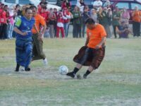 Meriah! Pemkab vs DPRD Bulukumba Main Bola Pakai Sarung