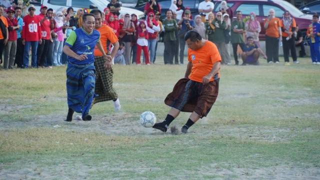Meriah! Pemkab vs DPRD Bulukumba Main Bola Pakai Sarung