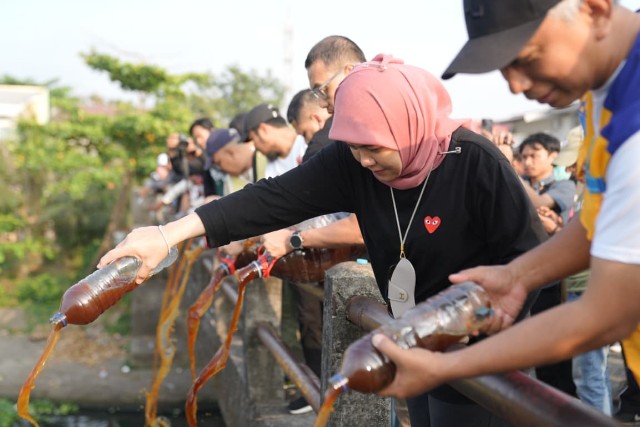 Pemkot Makassar Tuang Eco-Enzym ke Waduk Tunggu Pampang, Jaga Ekosistem Air Tetap Sehat