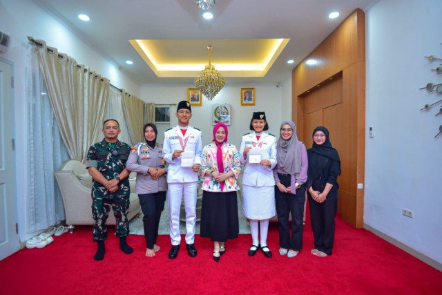 Wagub Sulsel Hadiahi Dua Paskibraka Nasional 2025 dengan Tabungan Pendidikan