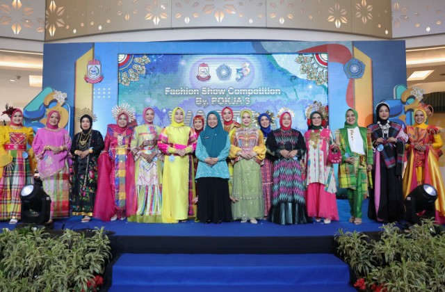 Jaga Warisan Budaya, Gebyar PKK Makassar Pamerkan Wastra Sulsel melalui Fashion Show