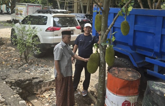 Urban Farming ala H. Sukardi, Sulap Blok M BTP Jadi Lebih Hijau dan Sejuk