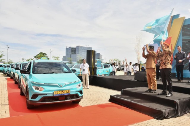 Gubernur Sulsel Resmikan Green SM, Taksi Listrik Pertama di Makassar