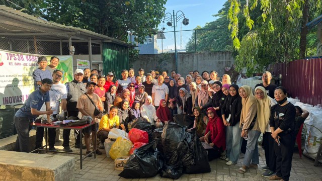 Peringati World Cleanup Day 2025, Diskominfo Makassar Gelar Kerja Bakti dan Kunjungi TPS3R
