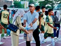 Andi Utta Turun Tangan Pungut Sampah Usai Tutup LPI 2025 di Stadion Mini Bulukumba