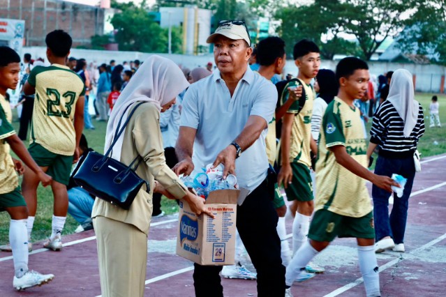 Andi Utta Turun Tangan Pungut Sampah Usai Tutup LPI 2025 di Stadion Mini Bulukumba