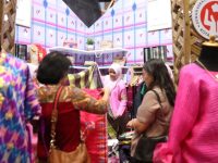 Dekranasda Makassar Raup Rp75 Juta di Ajang INACRAFT 2025