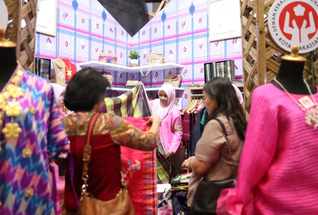 Dekranasda Makassar Raup Rp75 Juta di Ajang INACRAFT 2025